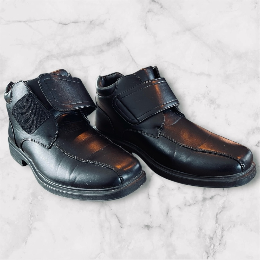Clarks Men Boots with velcro closure 🖤 size 12